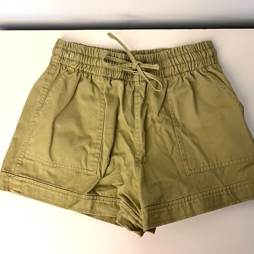 Forever 21 Tie-Waist Twill Shorts Olivine Green Size M
